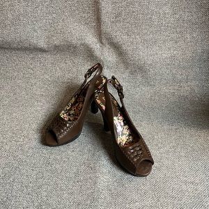 Bongo brown leather platform sandals size 6, brand new!